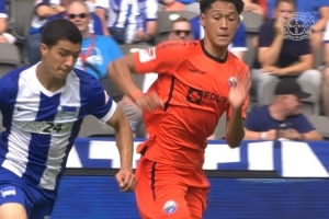 官方：勒沃库森签下柏林赫塔19岁中场马扎，签约至2030年